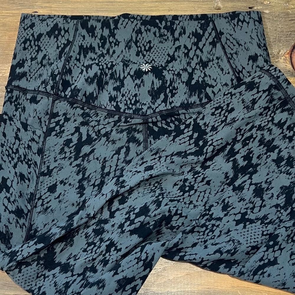 Athleta Salutation Stash Pocket II Printed 7/8 Legging Capri Snake Print‎ Size S
